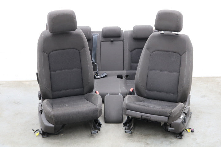 VW Passat B8 sedan ergonomisk sædesæt – brunt stof, brugt – originalt leverandørfoto af den konkrete brugte del