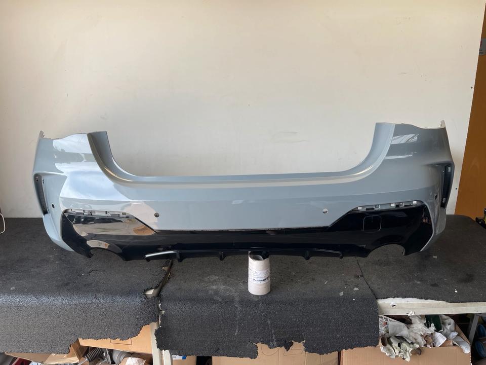 BMW G22/G23 – grå M-bagkofanger 8075834 med ridset sort underdel