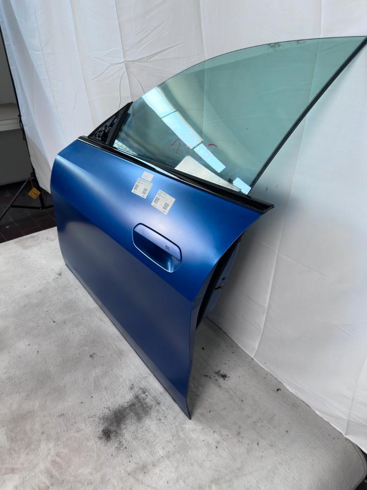 BMW i4 G26 – venstre fordør i Frozen Portimao Blau med rude og sort beklædning – konkret del, billede 4
