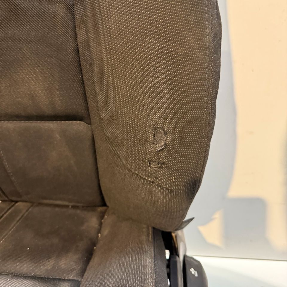 BMW Z4 E89 venstre forsæde i sort stof – manuelt, oplyst sædevarme, med huller – originalfoto 5