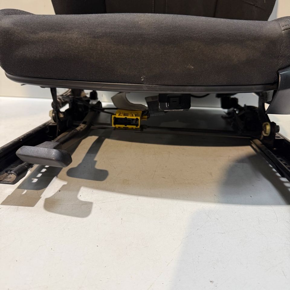 BMW Z4 E89 venstre forsæde i sort stof – manuelt, oplyst sædevarme, med huller – originalfoto 10