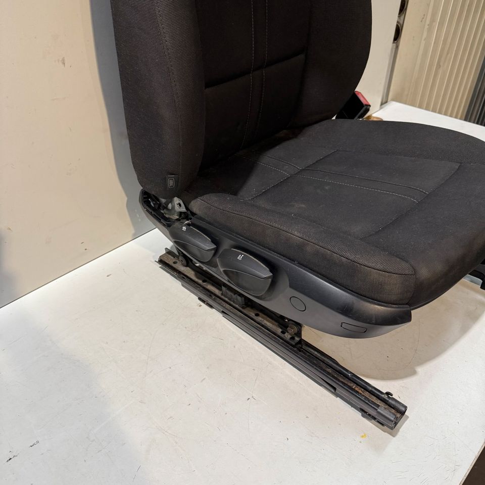 BMW Z4 E89 højre forsæde i sort stof – manuelt, oplyst sædevarme, mangler afdækning – originalfoto 2