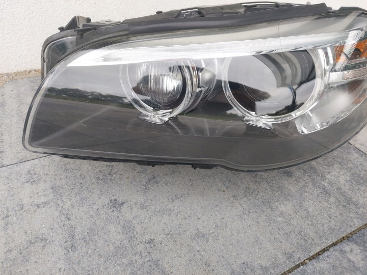 BMW F10/F11 LCI venstre bi-xenon Dynamic-forlygte – EU, 7343907-08 uden moduler – originalfoto 2; brugsspor og manglende moduler bevaret