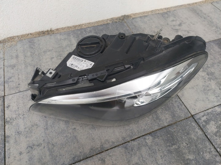 BMW F10/F11 LCI venstre bi-xenon Dynamic-forlygte – EU, 7343907-08 uden moduler – originalfoto 3; brugsspor og manglende moduler bevaret