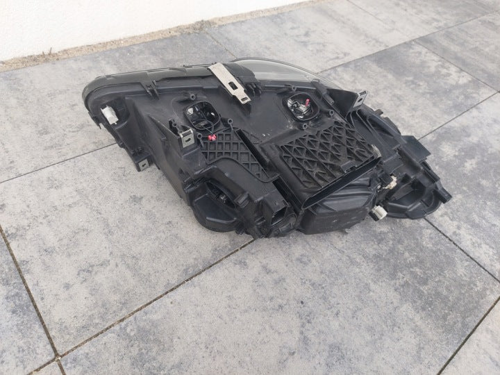 BMW F10/F11 LCI venstre bi-xenon Dynamic-forlygte – EU, 7343907-08 uden moduler – originalfoto 6; brugsspor og manglende moduler bevaret