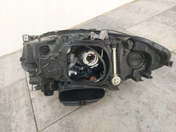 BMW F10/F11 LCI højre bi-xenon Dynamic-forlygte – EU, 7378514-03 uden moduler – originalfoto 5; brugsspor og manglende udstyr bevaret
