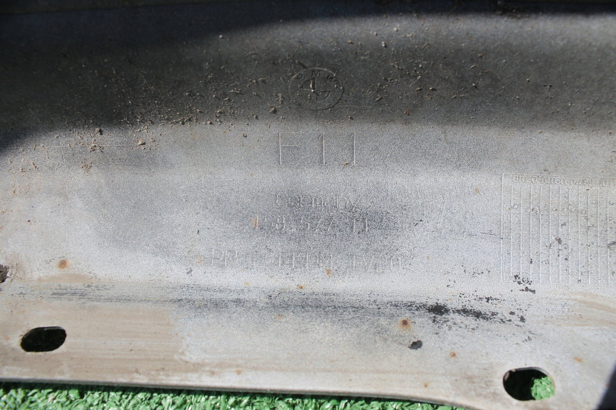 BMW F11 Touring standardbagkofanger – hvid, dobbeltsidet udstødning, lakskader – originalfoto 7