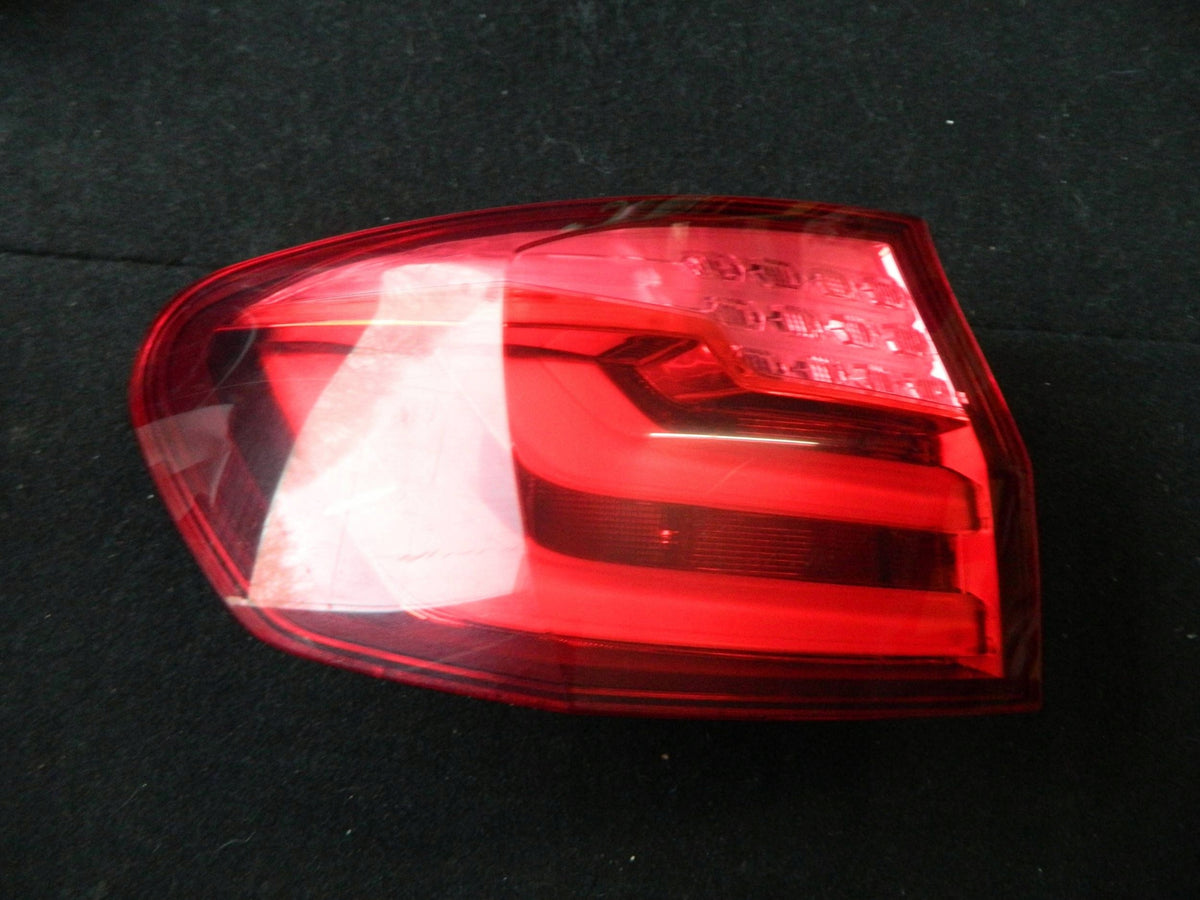 BMW F11 Touring før facelift – venstre yderbaglygte LED EU 7203233 – ridset glas