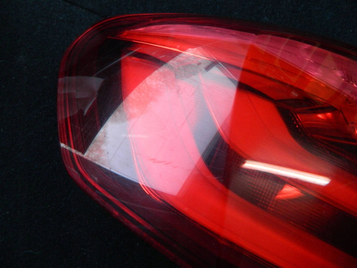 BMW F11 Touring før facelift – venstre yderbaglygte LED EU 7203233 – ridset glas – konkret del, foto 2