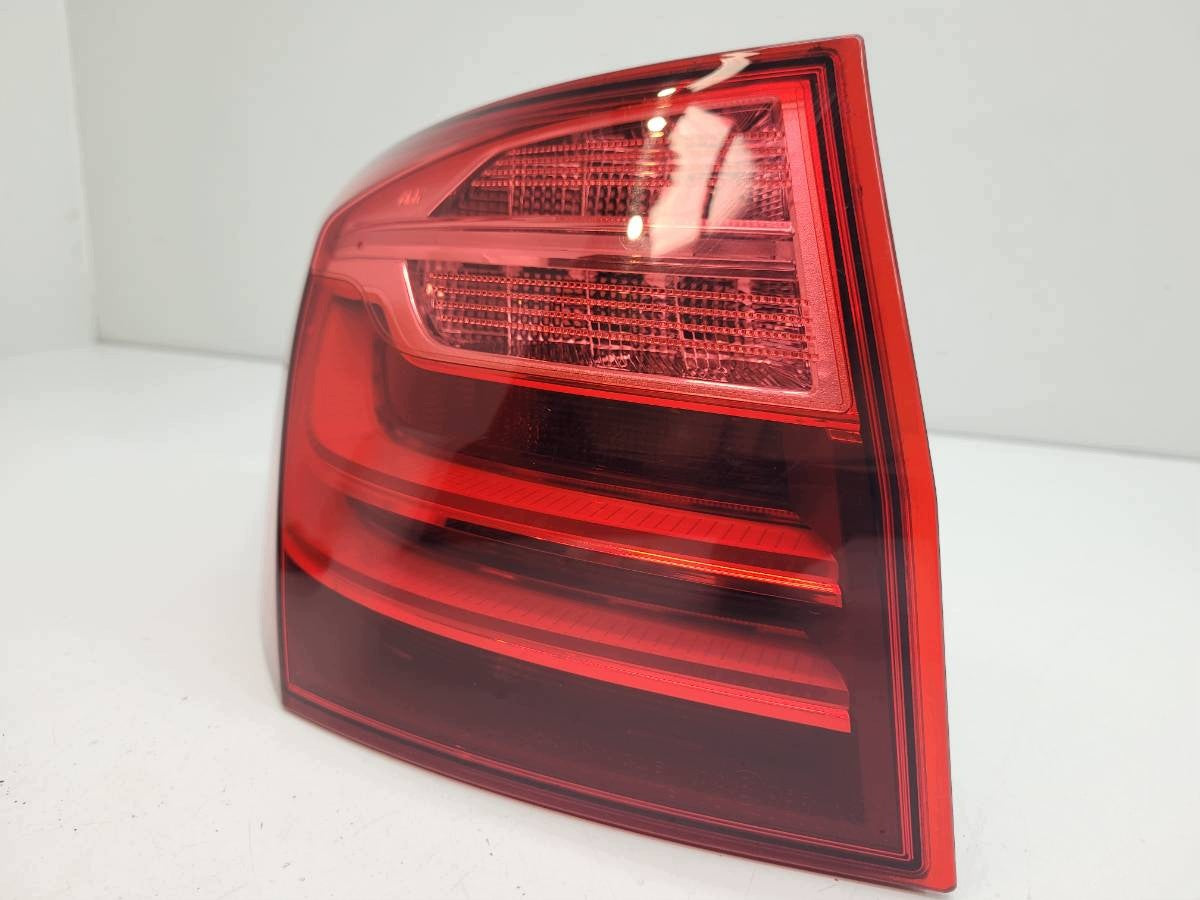 BMW F11 Touring LCI venstre ydre LED-baglygte – EU, med stikrest – originalfoto 3; stand og OEM-mærkning bevaret