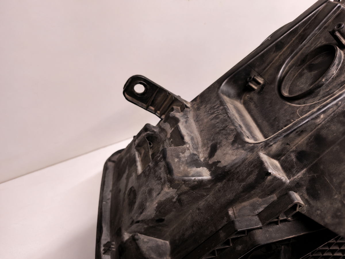 Original BMW F15/F16 H7-forlygte højre, EU/LHD, 7290048 – beslag i nærbillede