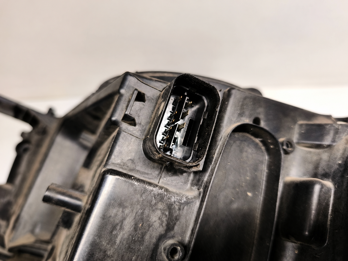 Original BMW F15/F16 H7-forlygte højre, EU/LHD, 7290048 – stik og bagside