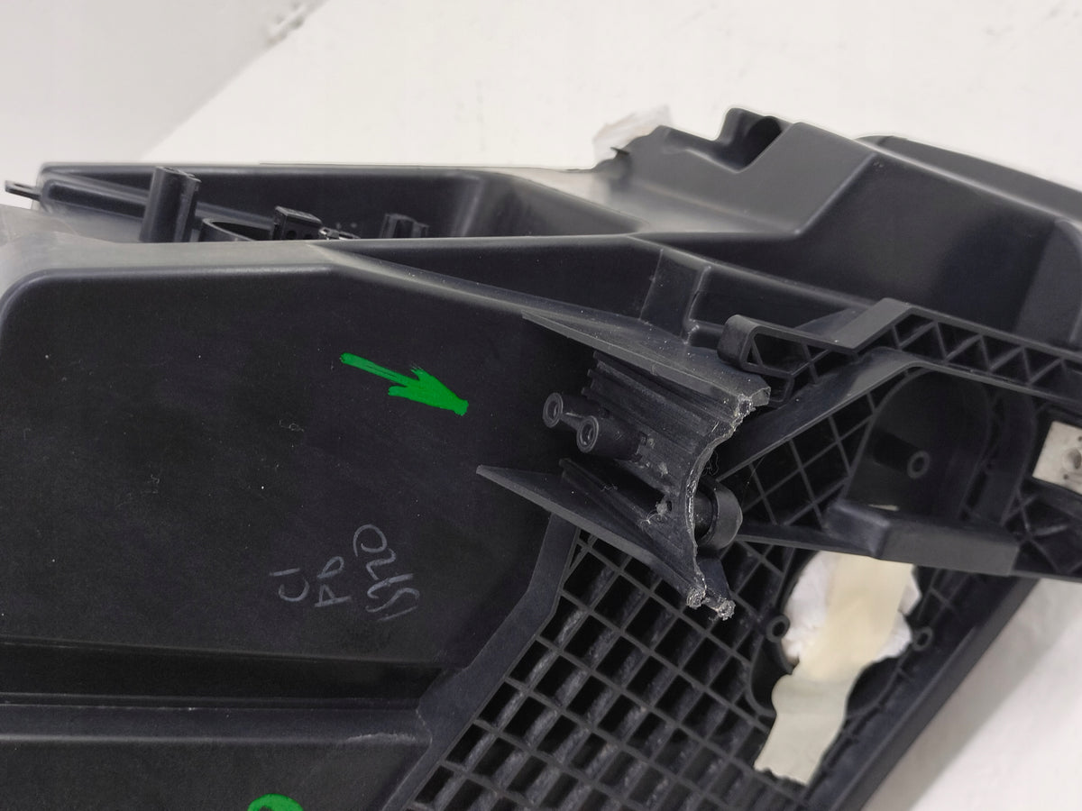 BMW F15 F16 venstre adaptiv bi-xenon-forlygte manglende materiale ved nedre beslag