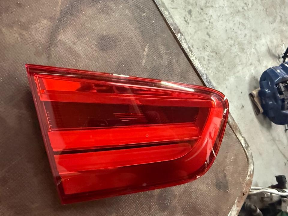 BMW F20/F21 LCI – venstre indvendig bagklaplygte, 7359019-09 – dokumentationsfoto 2