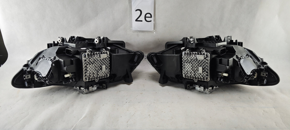 BMW F22 F23 LCI fuld-LED-forlygter bagside med stik, motorer og monterede moduler