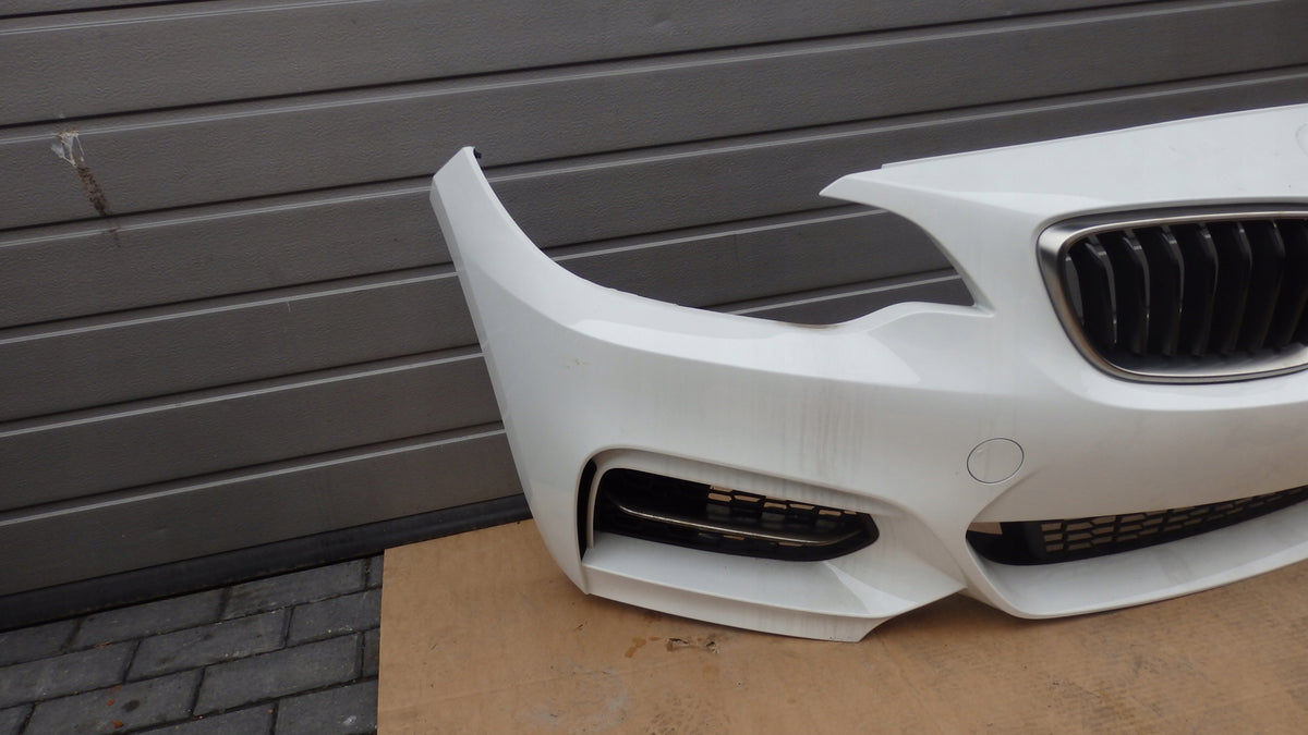 BMW F22 M240i M-Sport forkofanger i Alpine White detalje af fronten