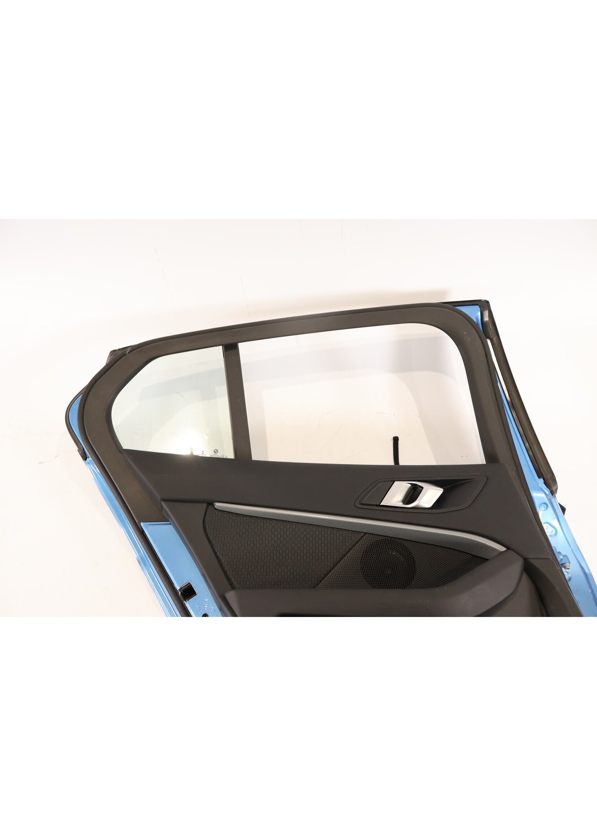BMW F40 – venstre bagdør med rude, dørbeklædning og keyless-håndtag, C1R – originalfoto 9