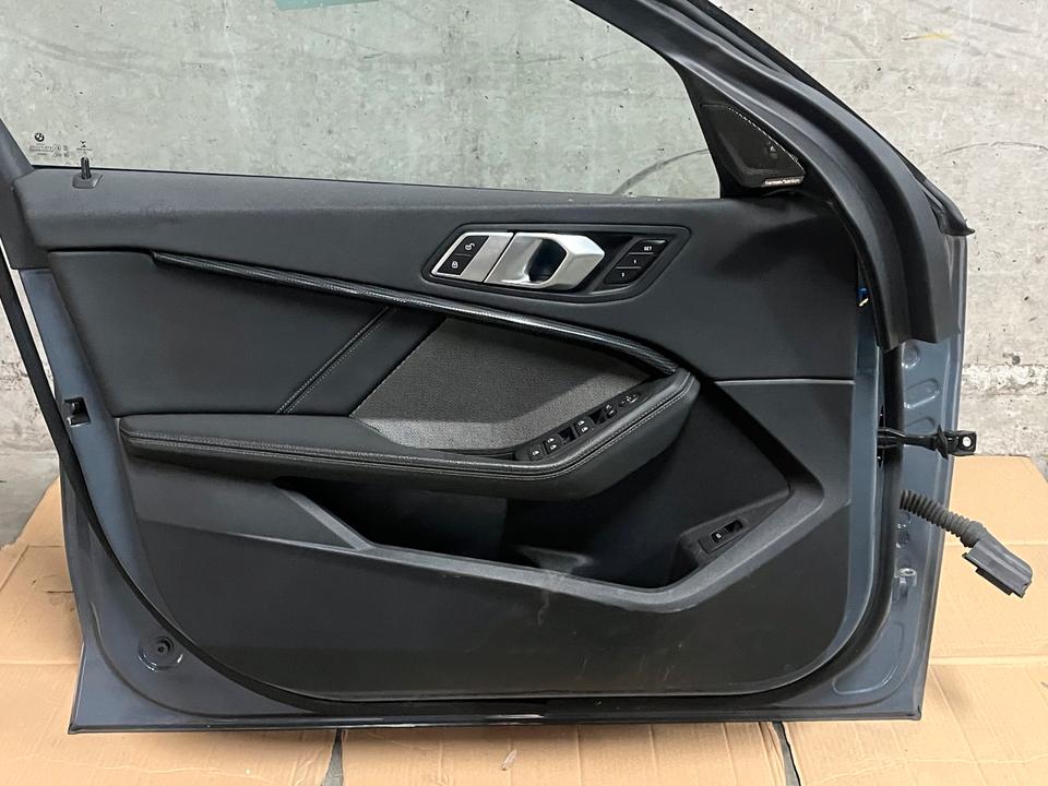 BMW F40 – venstre fordør med rude og dørbeklædning, grå – originalfoto 5