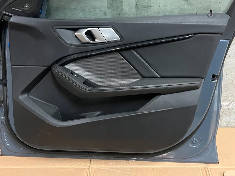 BMW F40 – højre fordør med rude og dørbeklædning, grå – originalfoto 5