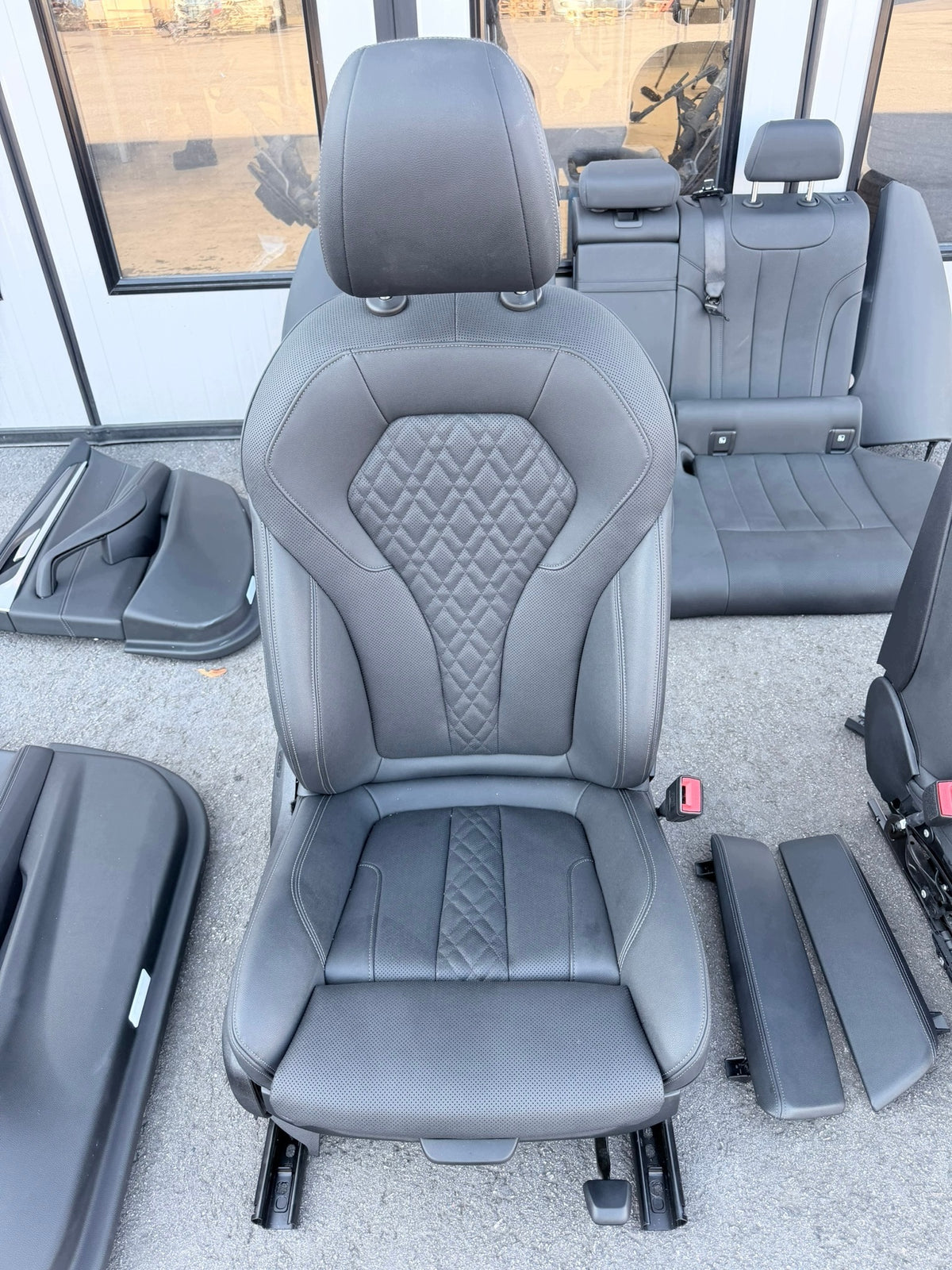 BMW G31 Touring mørkt sportsinteriør – Forsæde med quiltet midterfelt
