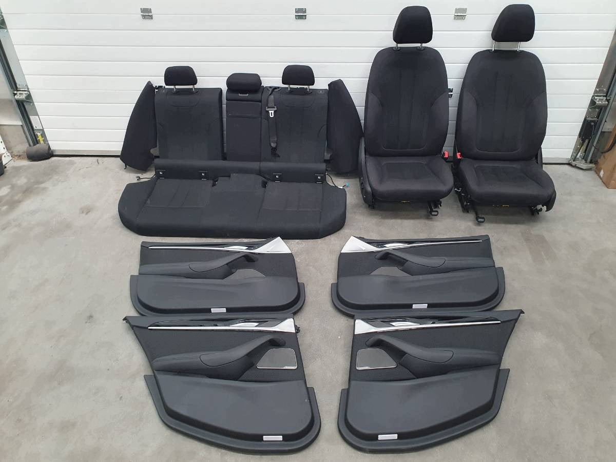 BMW G31 Touring standardinteriør – mørkt stof, for- og bagsæder, 4 dørbeklædninger