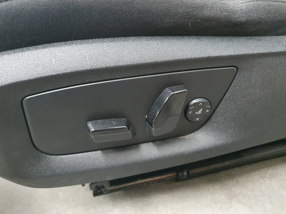 BMW G31 Touring standardinteriør i mørkt stof, originalfoto 13