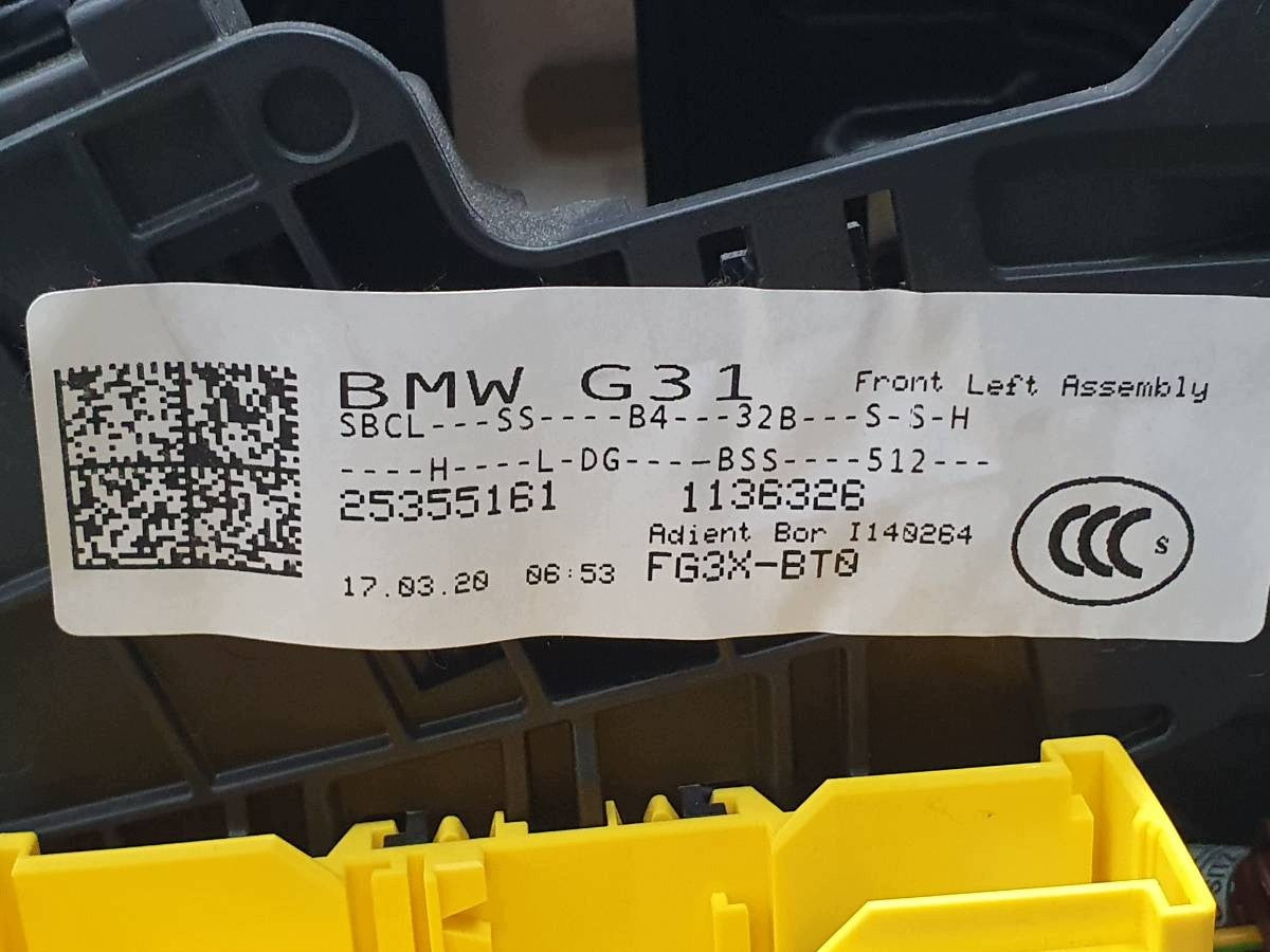 BMW G31 Touring standardinteriør i mørkt stof, originalfoto 16