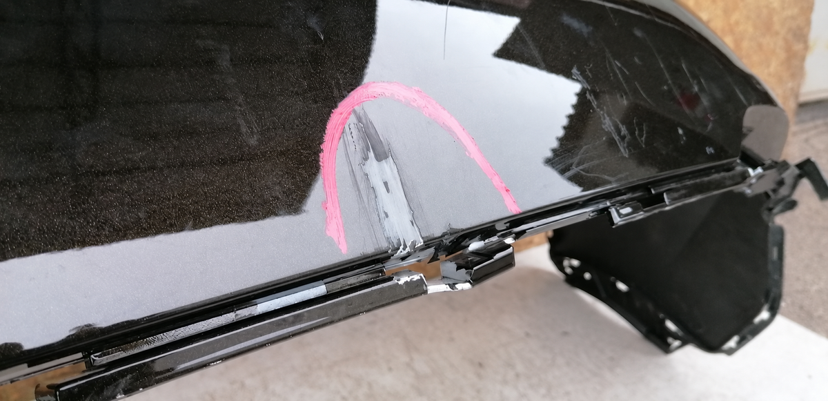 BMW X6 F16 standard bagkofanger – markeret skrabe- og brudskade ved nederste kant
