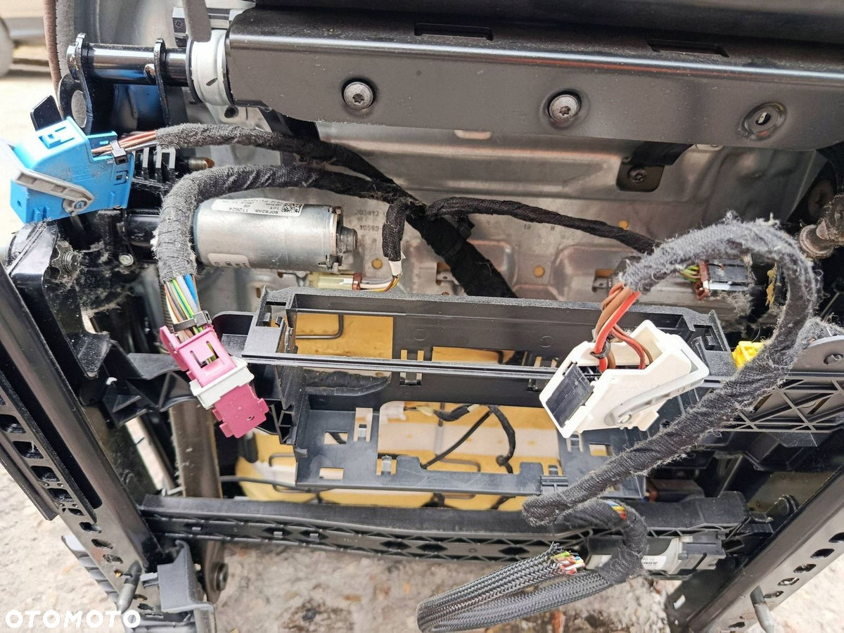 CLA C117 sædeunderside med elmotor, stik og ledningsføring