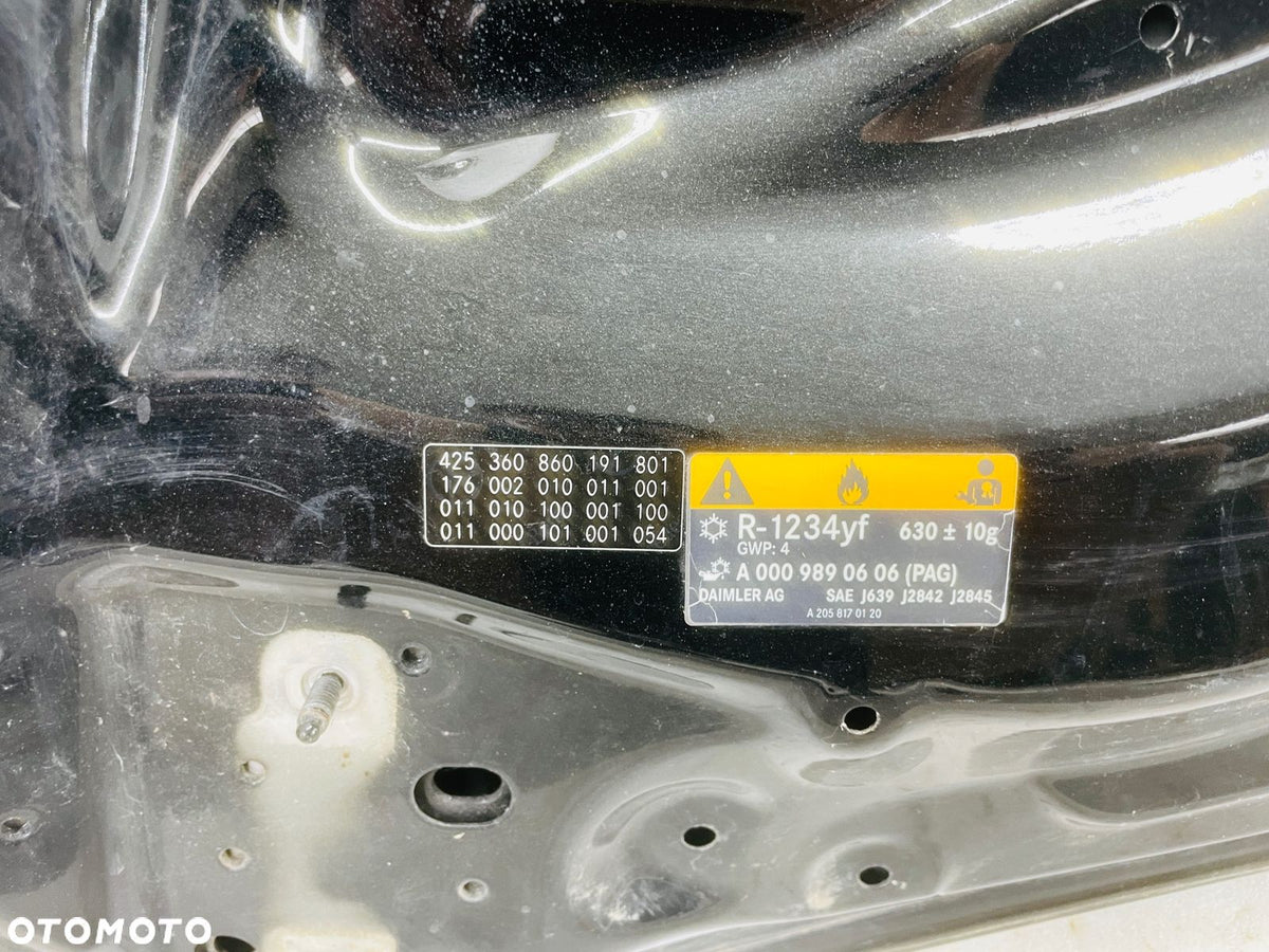 Daimler- og udstyrsmærkater på W176-motorhjelmens underside