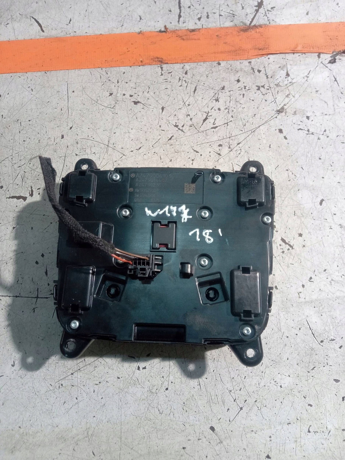 Mercedes W177 touchpad A2479004103 – bagside med beslag, stik og kort ledningsstykke