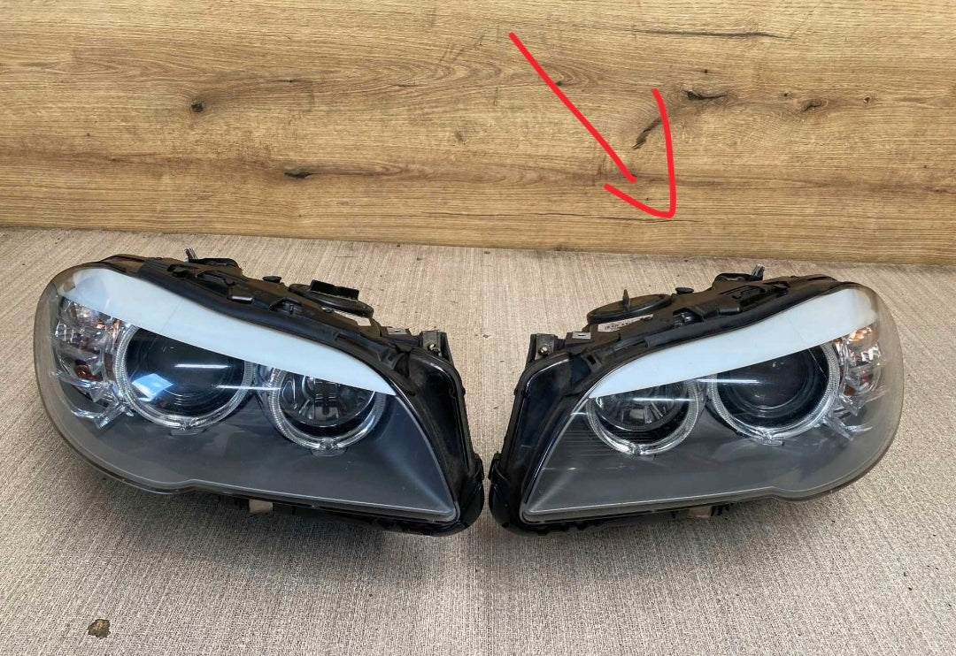 BMW F10/F11 før facelift – venstre H7-forlygte EU – brugt Hella – detalje 1 – pil markerer enheden, kun én lygte medfølger