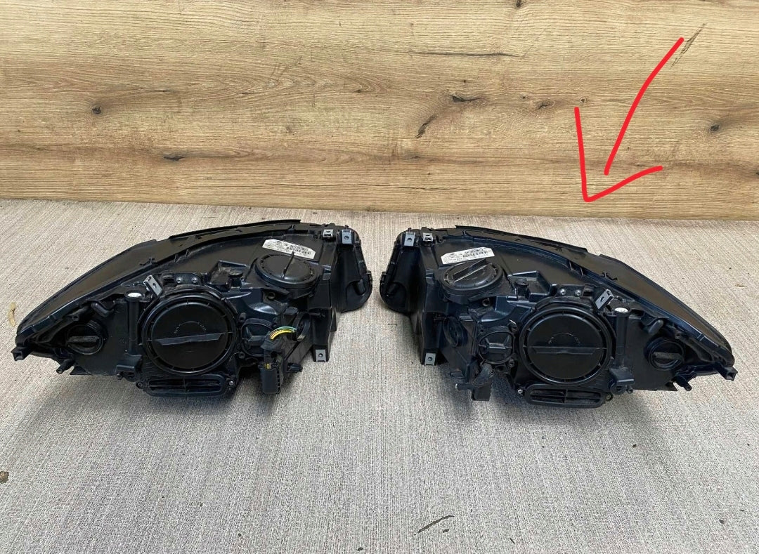 BMW F10/F11 før facelift – højre H7-forlygte EU – brugt Hella – detalje 2 – pil markerer enheden, kun én lygte medfølger
