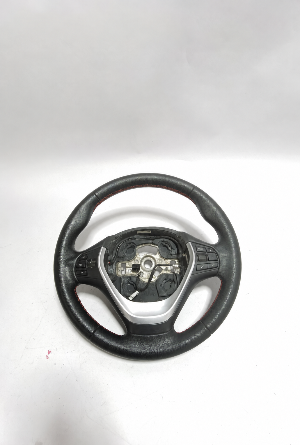 BMW F20/F21 sportsrat med røde syninger og LIM/RES-knapper – uden airbag, 6863342