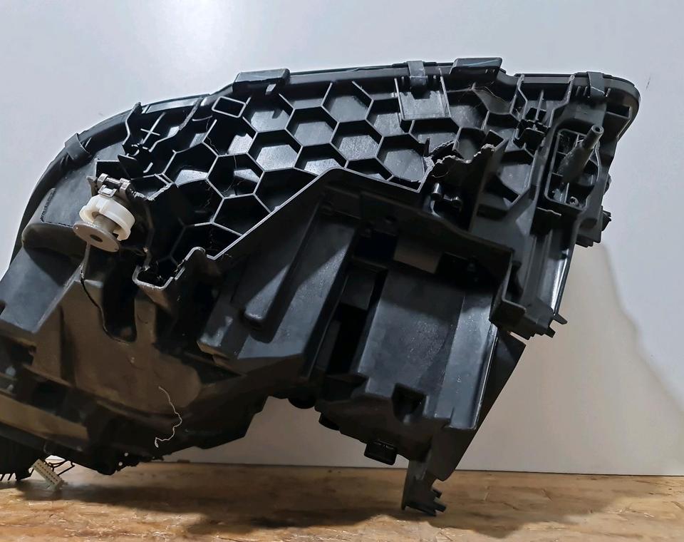 BMW X3 G01/X4 G02 LCI – højre LED-forlygte 5A29202, knækket beslag – den konkrete del, foto 3