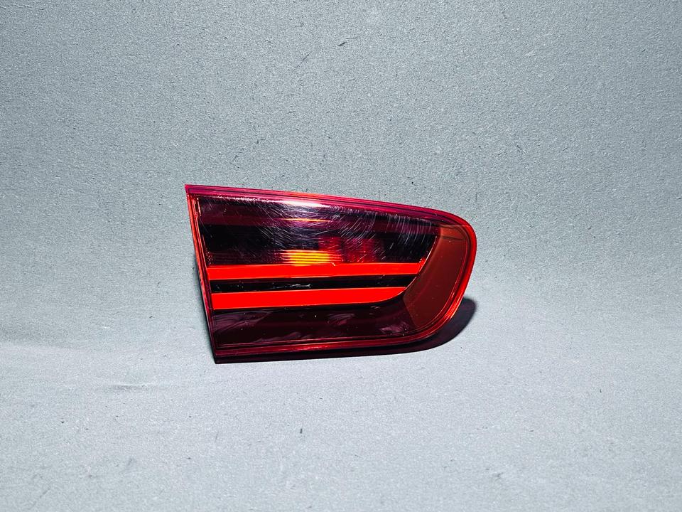BMW F20/F21 LCI Blackline – venstre indvendig bagklaplygte, 7456503-01 – originalfoto 2: faktisk stand og OEM-mærkning bevaret