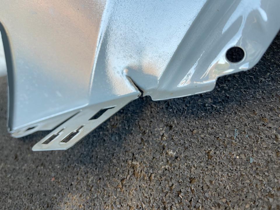 BMW X3 G01/X4 G02 – højre forskærm, grå reparationsdel med revnet kant – foto 3