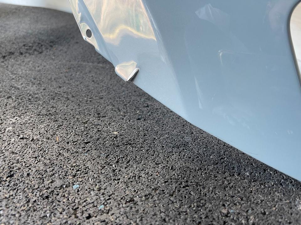 BMW X3 G01/X4 G02 – højre forskærm, grå reparationsdel med revnet kant – foto 5