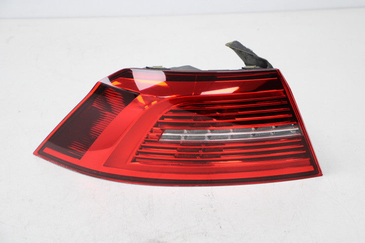 VW Passat B8 sedan venstre ydre baglygte – 3G5945207C – originalfoto 2 af den konkrete vare