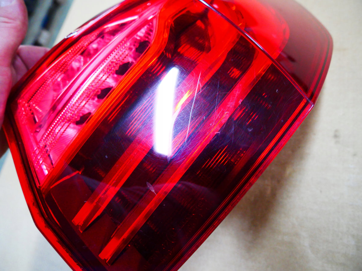 BMW F11 Touring LCI højre ydre LED-baglygte – EU, 7370346, ridset glas – originalfoto 2