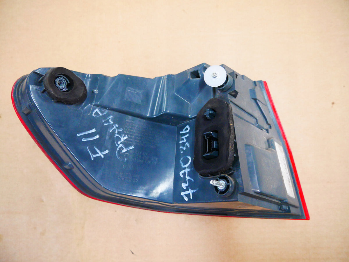 BMW F11 Touring LCI højre ydre LED-baglygte – EU, 7370346, ridset glas – originalfoto 6