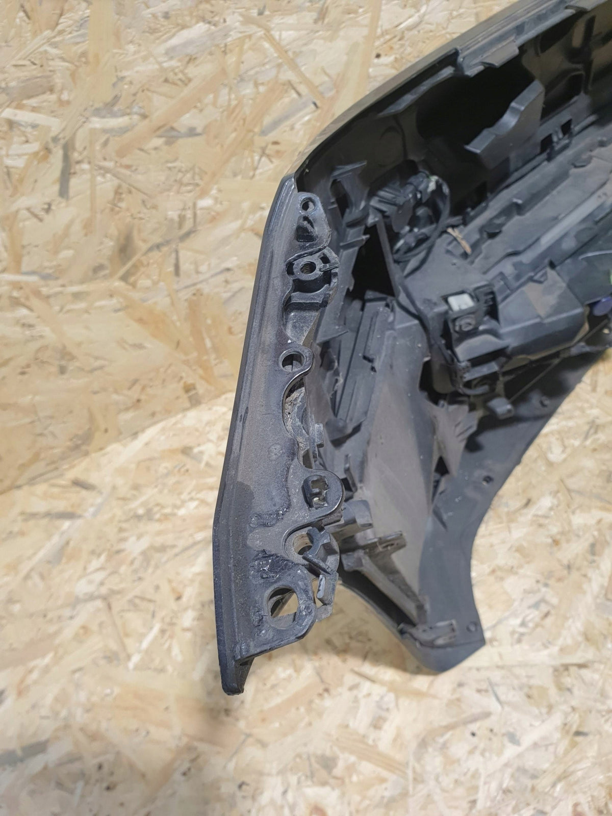 BMW 5-serie G30/G31 – standard forkofanger, A90, 4 PDC, repareret beslag – Synlig plastreparation ved øvre sidebeslag