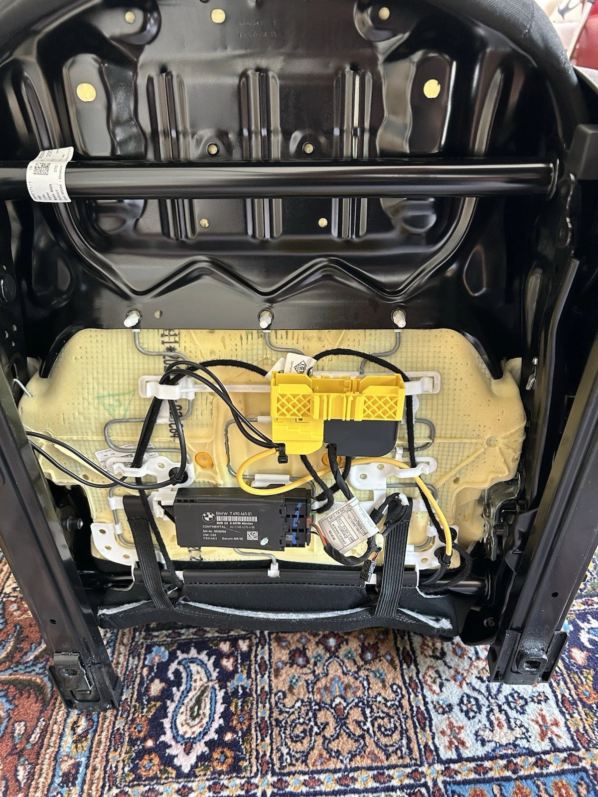 BMW F40 Corso – underside med gult stik og modul 7490465