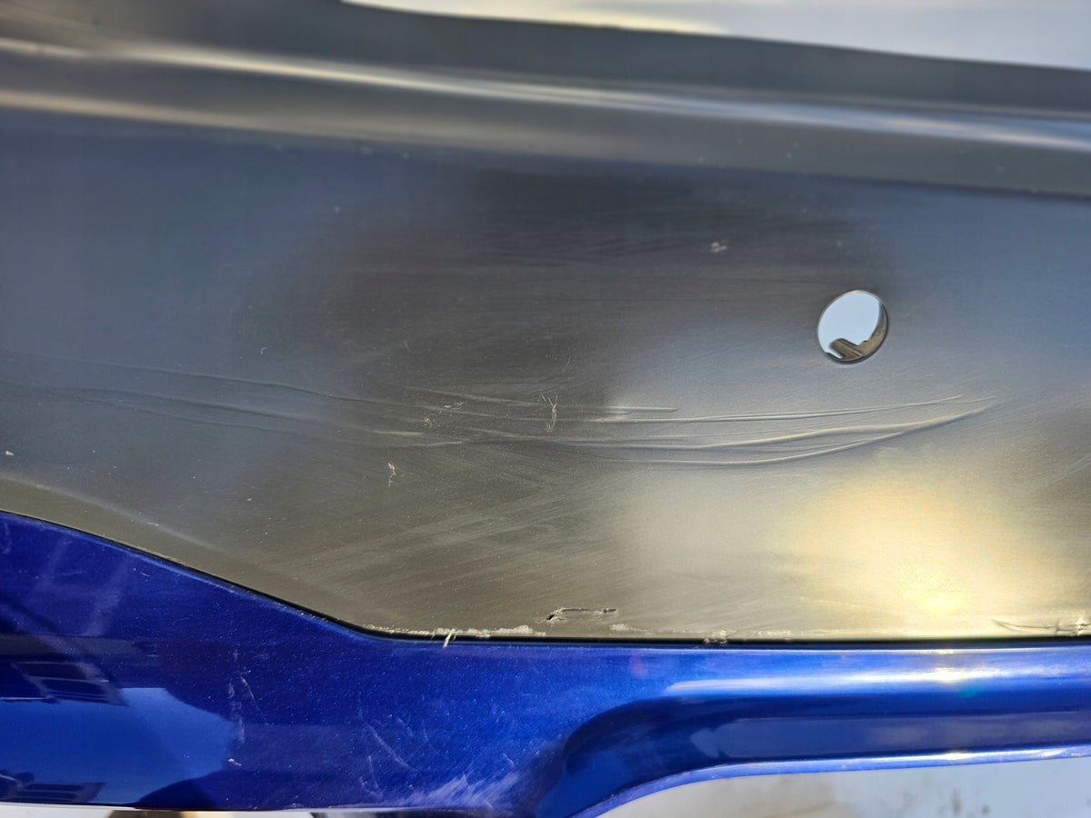 BMW M5 F90 – bagkofanger før LCI, repareret, med blå indsats – foto 3, konkret brugt del; stand og mærkninger bevaret