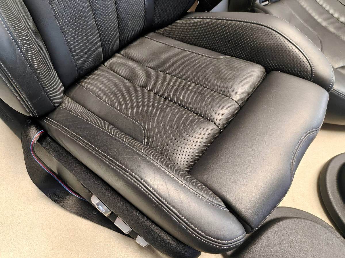 BMW M5 F90 – sorte Merino M-sæder med ventilation og dørsider – uden airbags – foto 6, konkret brugt del; stand og mærkninger bevaret