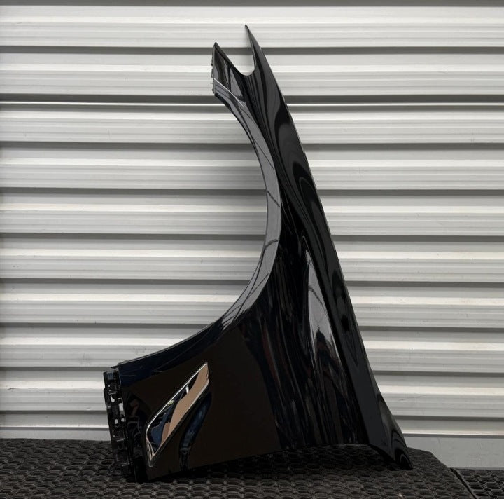 BMW 5-serie G30/G31 LCI – venstre forskærm i 475 Black Sapphire