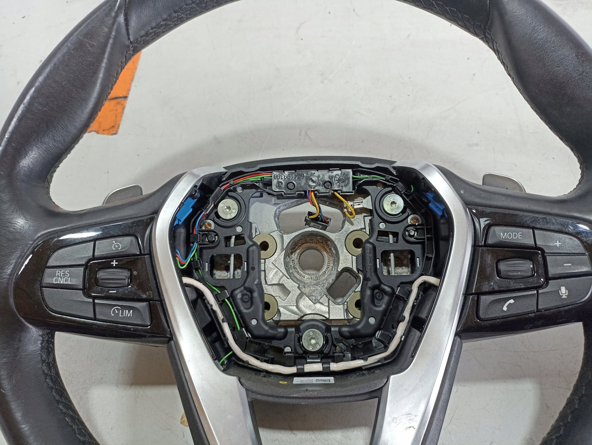 BMW G30/G31 sportsrat med skiftepaler og LIM – uden airbag, brugsspor – Multifunktionsknapper, ledninger og nav – airbag mangler