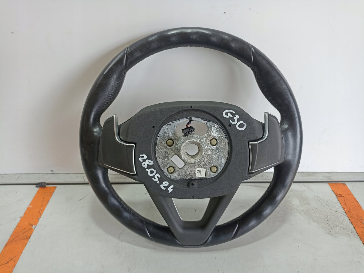 BMW G30/G31 sportsrat med skiftepaler og LIM – uden airbag, brugsspor – Bagside med skiftepaler og slid på navet