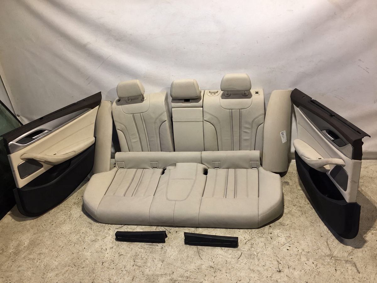 BMW G31 Touring bagsæde og bageste dørbeklædninger i Canberra Beige