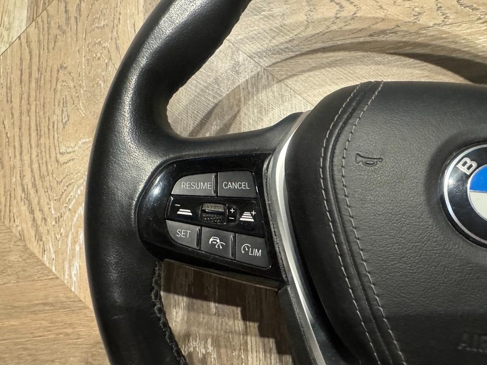 BMW G30/G31 – sportsrat med varme, ACC-knapper og airbag, brugt – originalfoto 3